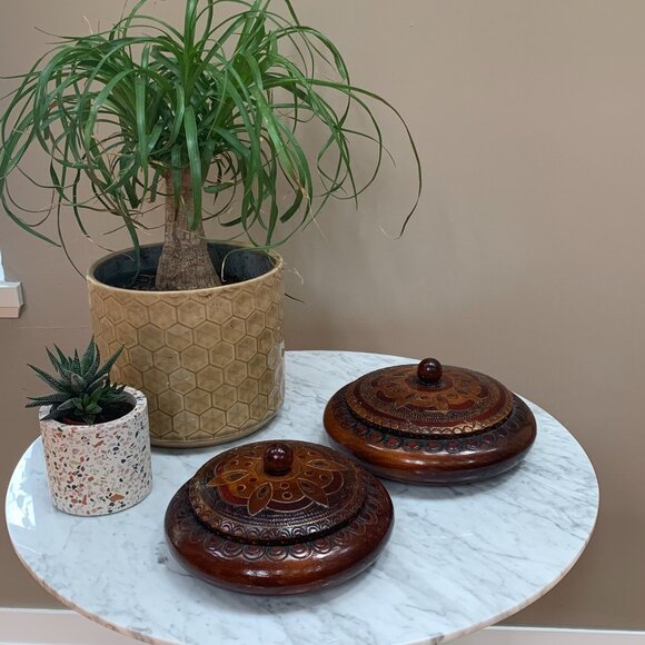 Beautiful Carved Set of 2 Wooden Bowls with Lid Handcrafted Mid Century - Picture 1 of 3